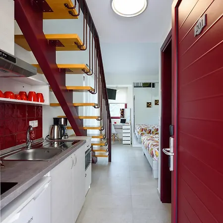 Elpiniki Luxury Apartahotel